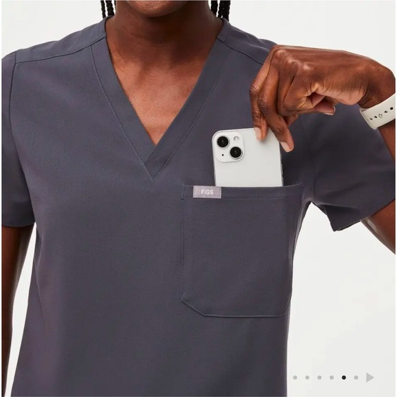 EXCELLENT CONDITION WOMEN’S FIGS CHARCOAL CATARINA ONE-POCKET SCRUB TOP MEDIUM - Picture 5 of 8
